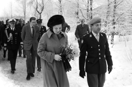 Prinses Beatrix en prins Claus lopen met enige officieren over een pad, Bestanddeelnr 930-1323