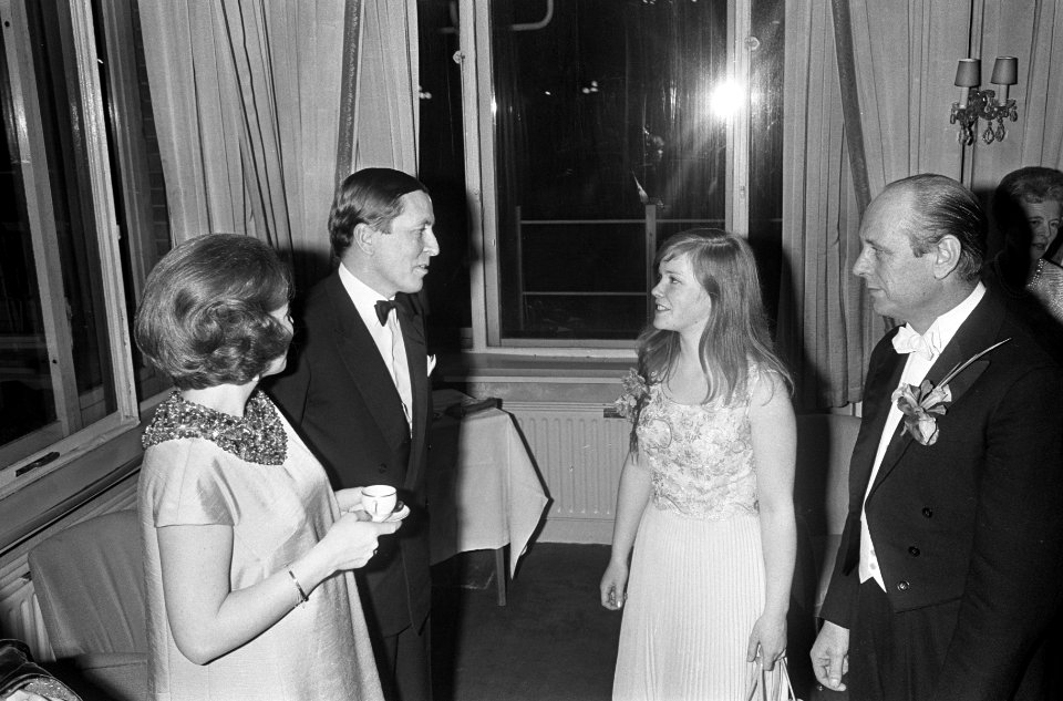 Prinses Beatrix en prins Claus bij Gala-concert Nederlands Studenten Orkest Sche, Bestanddeelnr 920-0190