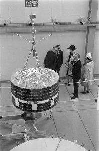 Prinses Beatrix en prins Claus bij opening ESTEC te Noordwijk. Bestanddeelnr 921-2246