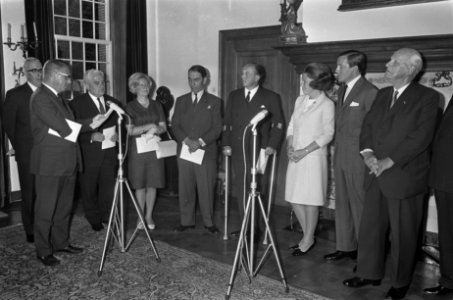 Prinses Beatrix en prins Claus met vertegenwoordigers van de verschillende veren, Bestanddeelnr 920-4793