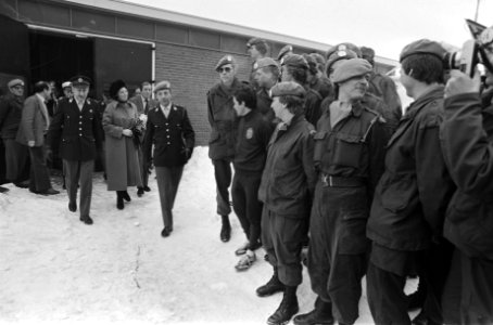 Prinses Beatrix en prins Claus lopen met enige officieren langs een rij soldaten, Bestanddeelnr 930-1325