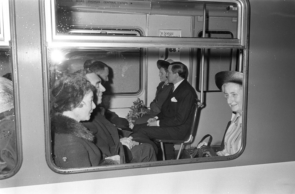 Prinses Beatrix en prins Claus maken eerste rit Rotterdamse metro, vooraan Burge, Bestanddeelnr 921-0601