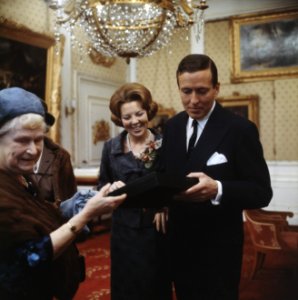 Prinses Beatrix en prins Claus krijgen geschenk aangeboden, Bestanddeelnr 254-7517