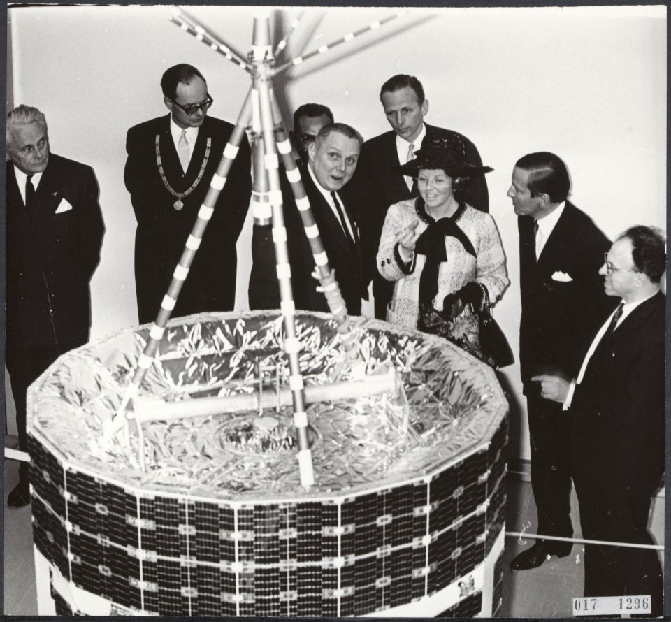 Prinses Beatrix en Prins Claus, 1968, bij opening ESTEC, rondleiding, Bestanddeelnr 017-1296
