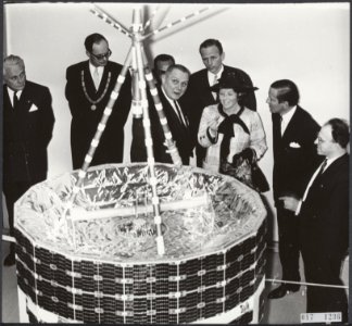 Prinses Beatrix en Prins Claus, 1968, bij opening ESTEC, rondleiding, Bestanddeelnr 017-1296
