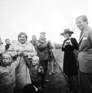 Prinses Beatrix en Prins Claus bezoeken Drenthe, Beatrix en Claus praten met sch, Bestanddeelnr 926-6919