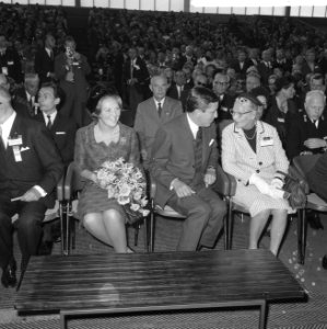 Prinses Beatrix en prins Claus, geflankeerd door dr. C.P.H. Teenstra(president R, Bestanddeelnr 918-2820