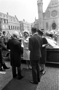 Prinses Beatrix neemt afscheid van professor Beel (vice-voorzitter). Op de rug g, Bestanddeelnr 920-4990