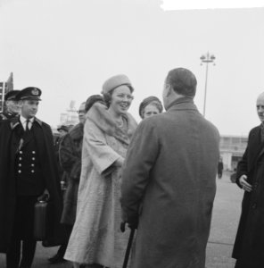 Prinses Beatrix naar Japan Prinses Beatrix boven aan de vliegtuigtrap, Bestanddeelnr 914-9907