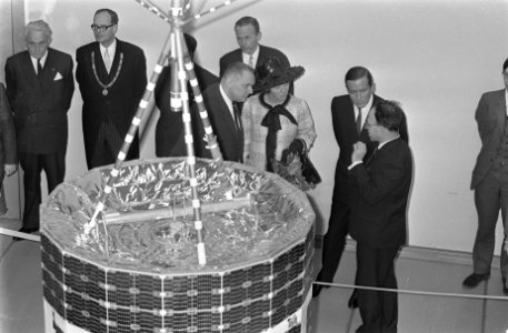 Prinses Beatrix en prins Claus bij opening ESTEC te Noordwijk. Bestanddeelnr 921-2244