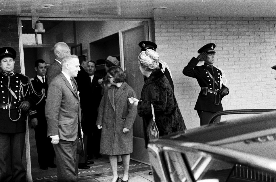 Prinses Beatrix naar Japan Prinses Beatrix in gesprek bij de hofauto, Bestanddeelnr 914-9898