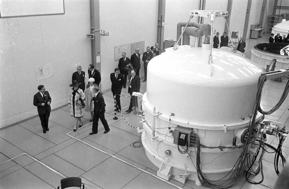 Prinses Beatrix en prins Claus bij opening ESTEC te Noordwijk. Bestanddeelnr 921-2243