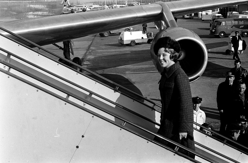 Prinses Beatrix naar Curacao, de Prinses op de vliegtuigtrap, Bestanddeelnr 917-4508
