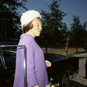 Prinses Beatrix en Prins Claus bezoeken woonrood voor Ernstige Oorlogsinvaliden , Bestanddeelnr 254-8113