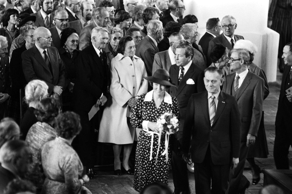 Prinses Beatrix en Prins Claus wonen in Leeuwarden herdenkingsbijeenkomst bij va, Bestanddeelnr 930-7670