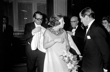 Prinses Beatrix en prins Claus bij Gala-concert Nederlands Studenten Orkest te S, Bestanddeelnr 920-0185
