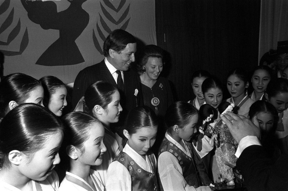 Prinses Beatrix en prins Claus wonen Artiesten helpen Unicef bij in Nederlands C, Bestanddeelnr 926-1026