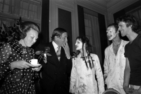 Prinses Beatrix en prins Claus in de Koninklijke Schouwburg in gesprek met leden, Bestanddeelnr 925-6705
