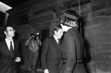 Prinses Beatrix en Prins Claus tijdens een rondgang, Bestanddeelnr 930-1990