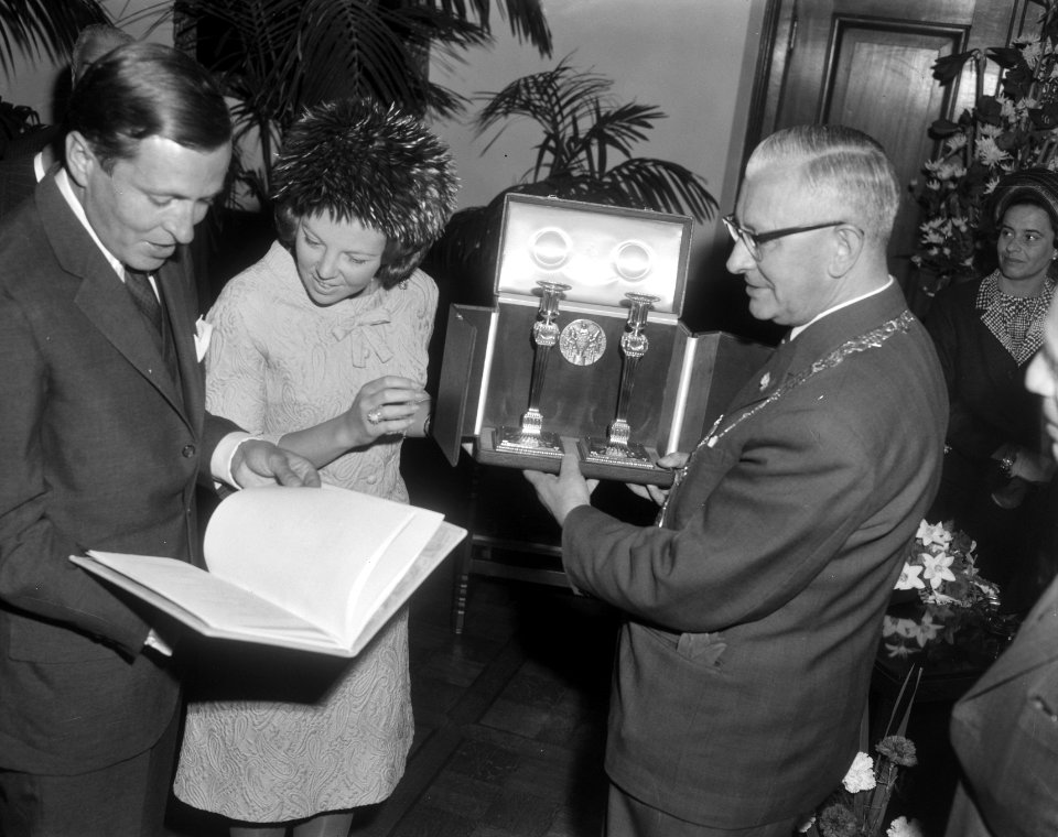 Prinses Beatrix en prins Claus brachten bezoek aan Bre da, Bestanddeelnr 919-1806