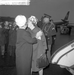 Prinses Beatrix en Prins Bernhard terug uit Amerika Prinses Beatrix en koningin, Bestanddeelnr 915-0978