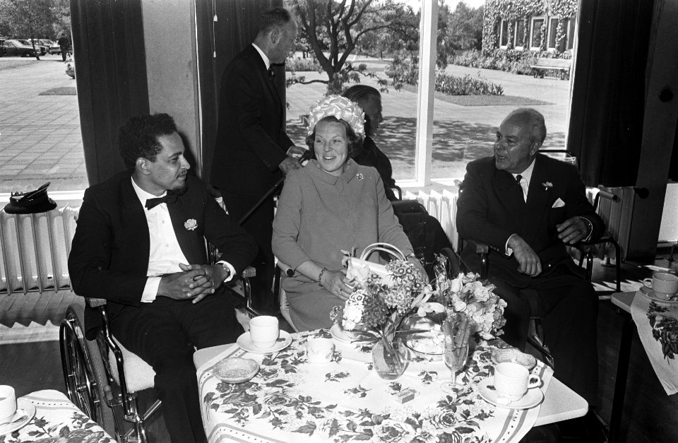 Prinses Beatrix en prins Claus bij oorlogsslachtoffers in Doorn. Prinses Beatrix, Bestanddeelnr 921-4057
