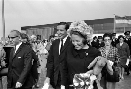 Prinses Beatrix en prins Claus in Dronten bij congres M 68 . Prinses Beatrix en , Bestanddeelnr 921-2068