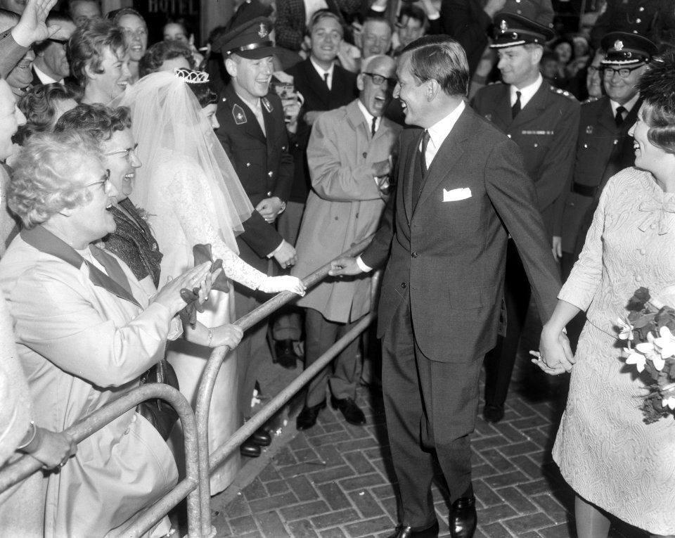 Prinses Beatrix en prins Claus brachten bezoek aan Breda bij bruidspaar, Bestanddeelnr 919-1802
