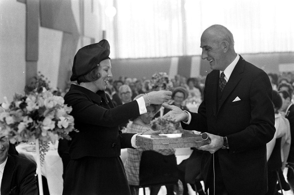 Prinses Beatrix en prins Claus bij de doop van geleide-wapen fregat Tromp te V, Bestanddeelnr 926-4529