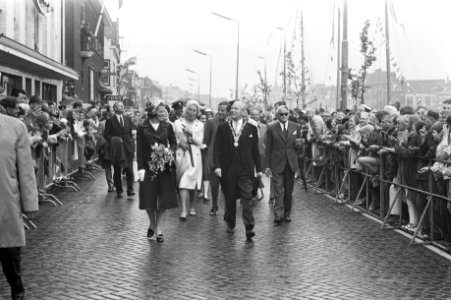 Prinses Beatrix en prins Claus worden rondgeleid door burgemeester Heusdens, Bestanddeelnr 924-5788