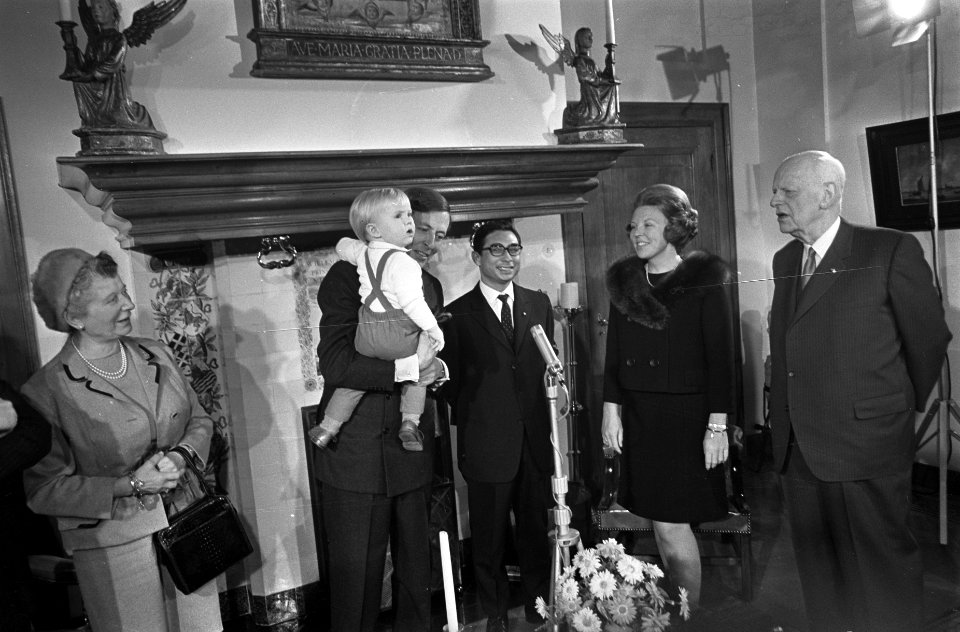 Prinses Beatrix en Prins Claus bieden huwelijkscadeau aan mr. Lim A Po minister , Bestanddeelnr 921-9008
