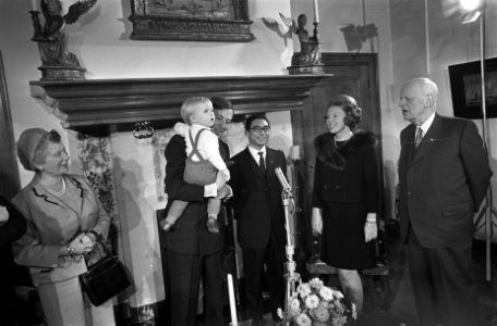 Prinses Beatrix en Prins Claus bieden huwelijkscadeau aan mr. Lim A Po minister , Bestanddeelnr 921-9008