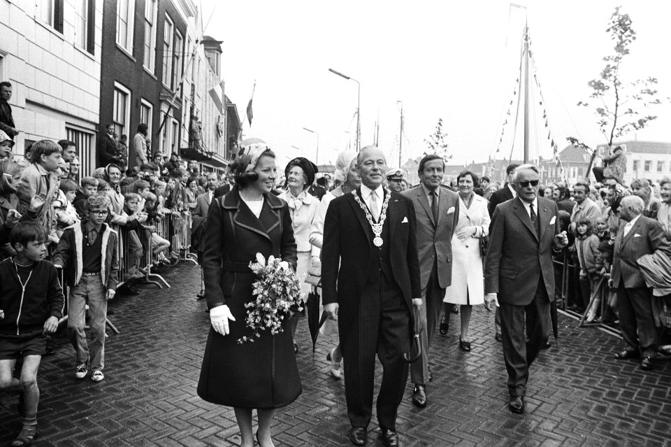 Prinses Beatrix en prins Claus worden rondgeleid door burgemeester Heusdens, Bestanddeelnr 924-5786