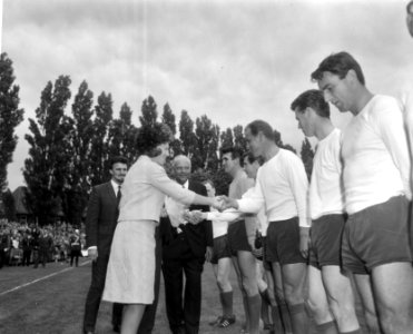 Prinses Beatrix en prins Claus bij voetbalwestrijd Nederland tegen Engeland, oud, Bestanddeelnr 919-1790