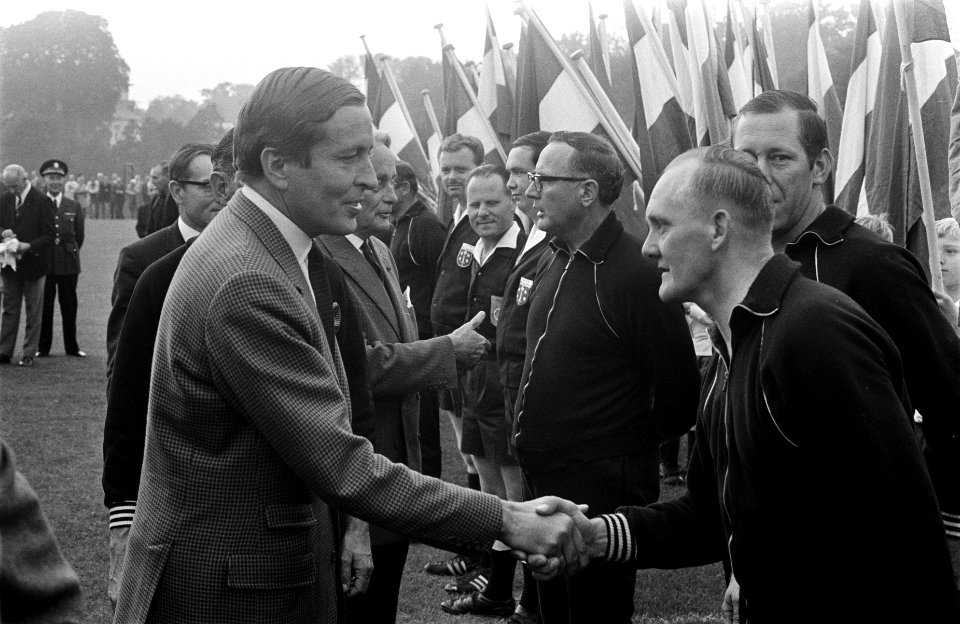 Prins Claus biedt mr. Klaasesz , voorzitter Prinses Beatrix Fonds een cheque aan, Bestanddeelnr 922-8403