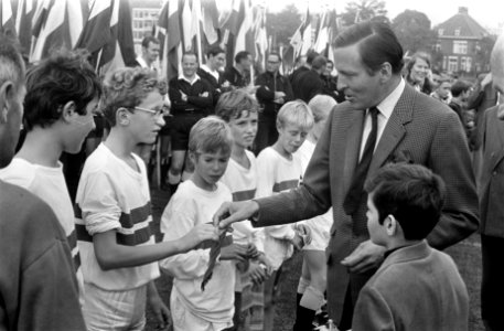 Prins Claus biedt mr. Klaasesz, voorzitter Prinses Beatrix Fonds cheque aan, Bestanddeelnr 922-8395