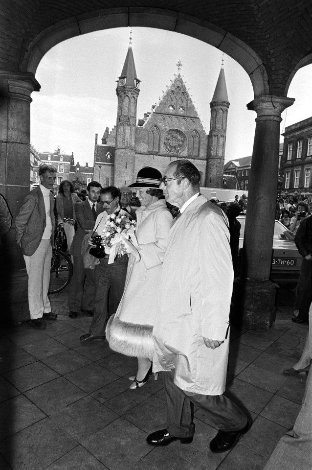 Prinses Beatrix met mr. Ruppert, vice-president van de Raad van State, wandelend, Bestanddeelnr 930-4858
