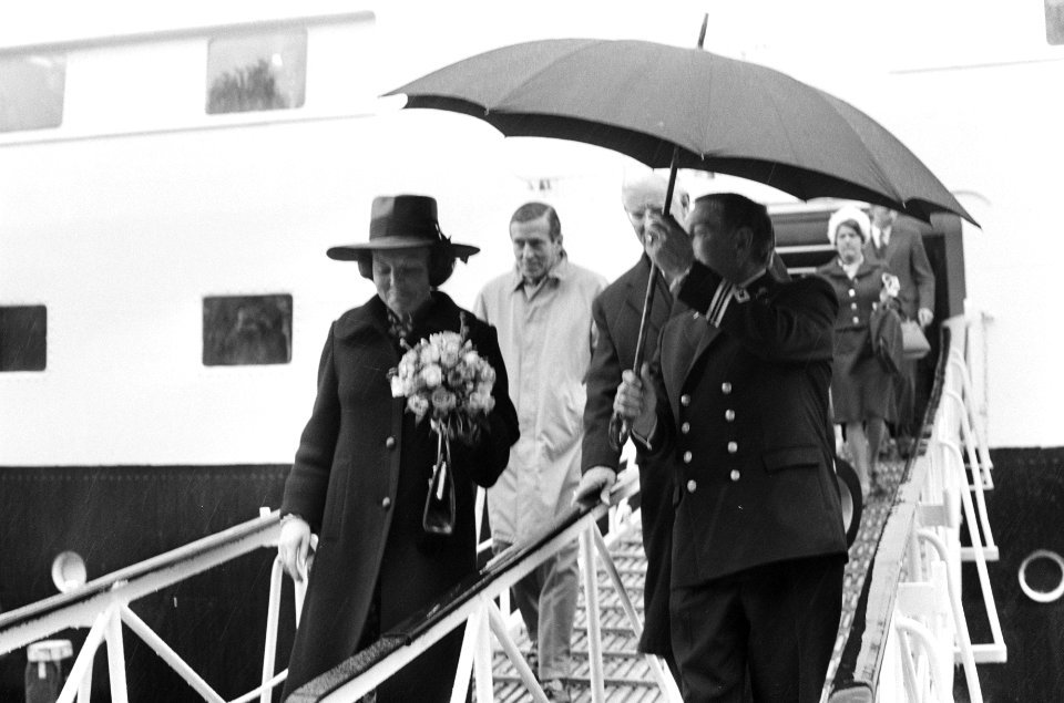 Prinses Beatrix en prins Claus verlaten het schip, Bestanddeelnr 927-9672
