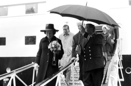 Prinses Beatrix en prins Claus verlaten het schip, Bestanddeelnr 927-9672