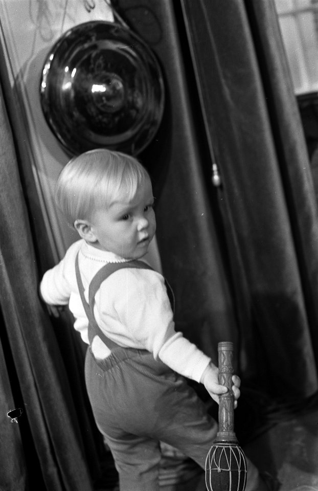 Prinses Beatrix en Prins Claus bieden huwelijkscadeau aan mr. Lim A Po minister , Bestanddeelnr 921-9016