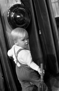 Prinses Beatrix en Prins Claus bieden huwelijkscadeau aan mr. Lim A Po minister , Bestanddeelnr 921-9016