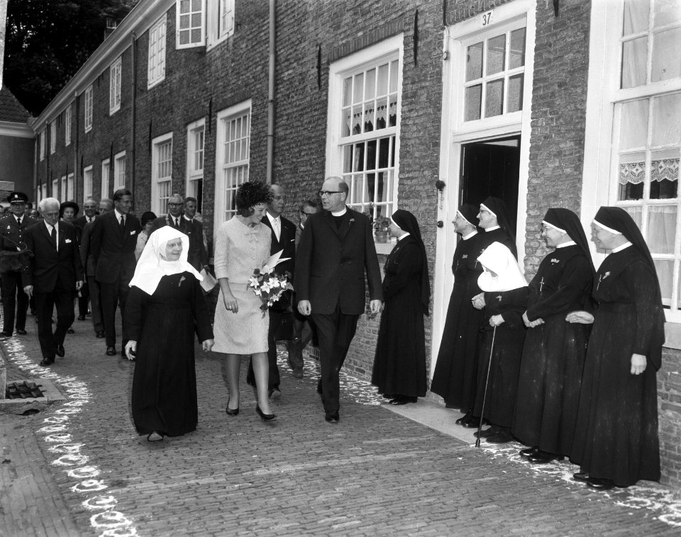 Prinses Beatrix en prins Claus brachten bezoek aan Breda in het Begijnhof, Bestanddeelnr 919-1808