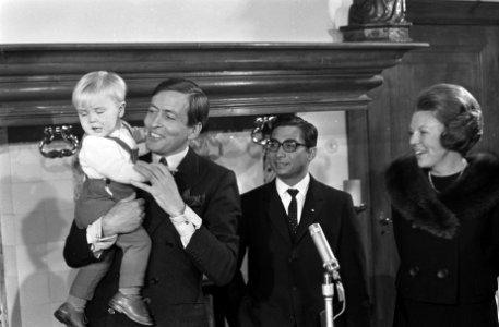 Prinses Beatrix en Prins Claus bieden huwelijkscadeau aan mr. Lim A Po minister , Bestanddeelnr 921-9007