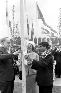 Prinses Beatrix opende clubgebouw studentenclub in Wageningen, met rechts presid, Bestanddeelnr 914-0754