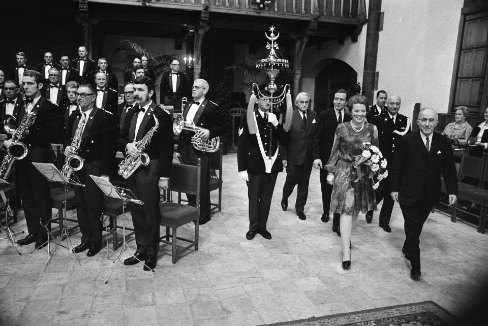 Prinses Beatrix en Prins Claus bij Jubileumconcert van Rijkspolitiekapel in Ridd, Bestanddeelnr 924-0470