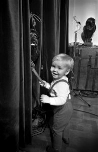 Prinses Beatrix en Prins Claus bieden huwelijkscadeau aan mr. Lim A Po minister , Bestanddeelnr 921-9012
