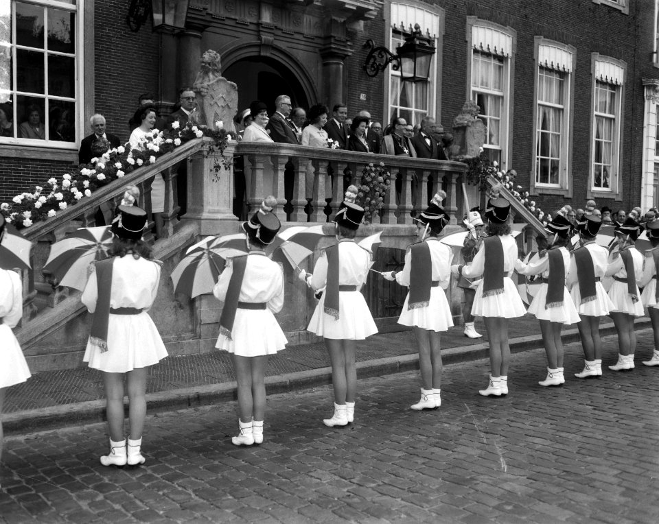 Prinses Beatrix en prins Claus brachten bezoek aan Bre da prinses Beatrix en Cla, Bestanddeelnr 919-1797