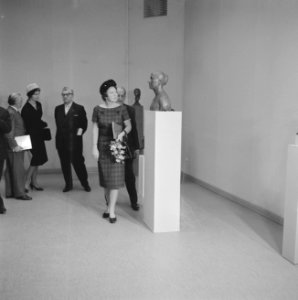 Prinses Beatrix met directeur A.J. de Lorm bij een beeldhouwwerk, Bestanddeelnr 915-9746
