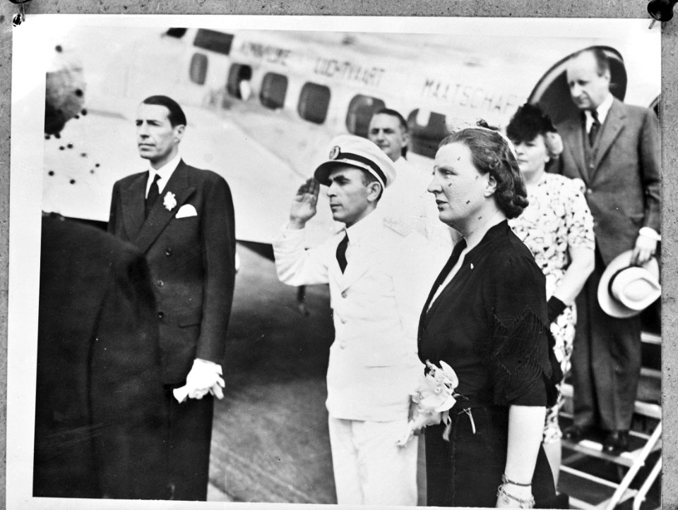 Prinses Juliana tijdens bezoek aan Antillen Naast haar gouverneur P Kasteel, Bestanddeelnr 900-0392