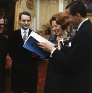 Prinses Beatrix en prins Claus krijgen geschenk aangeboden, Bestanddeelnr 254-7520